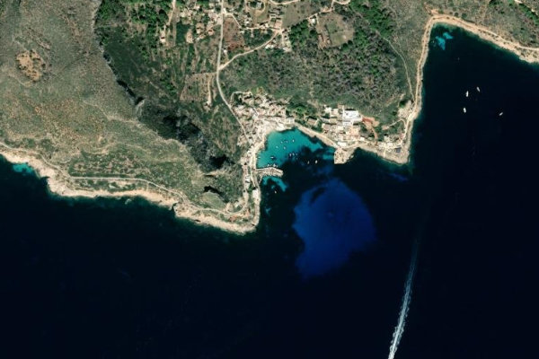Immagine satellitare dei dintorni di Favignana · settore del frangiflutti