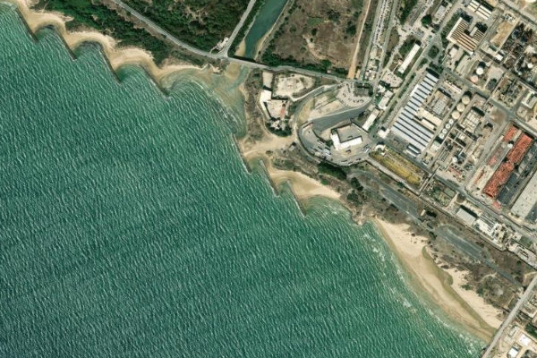 Immagine satellitare dei dintorni di Gela · settore del frangiflutti