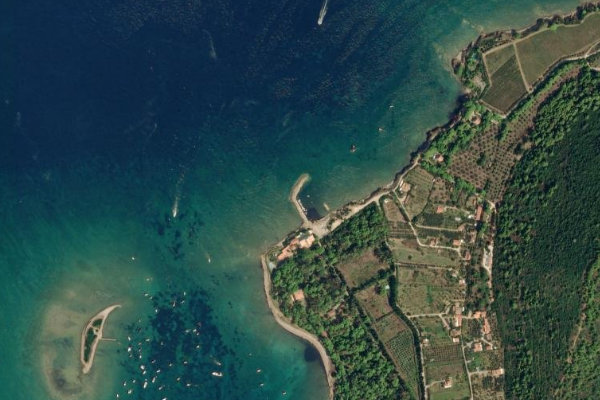 Immagine satellitare dei dintorni di Castellabate · settore del frangiflutti
