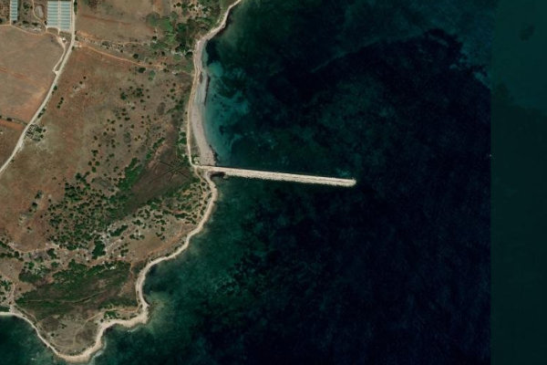 Immagine satellitare dei dintorni di Portopalo di Capo Passero · settore del frangiflutti