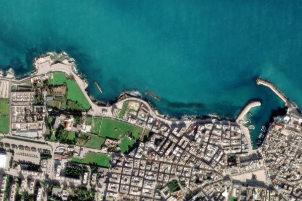 Immagine satellitare dei dintorni di Giovinazzo · settore del frangiflutti