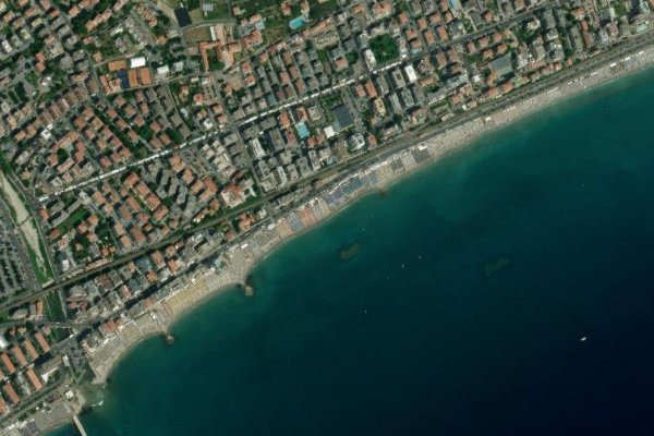 Immagine satellitare dei dintorni di Pietra Ligure · settore di spiaggia