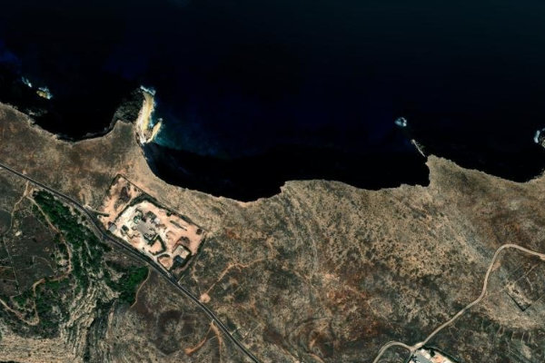 Immagine satellitare dei dintorni di Lampedusa e Linosa · settore di falesia rocciosa