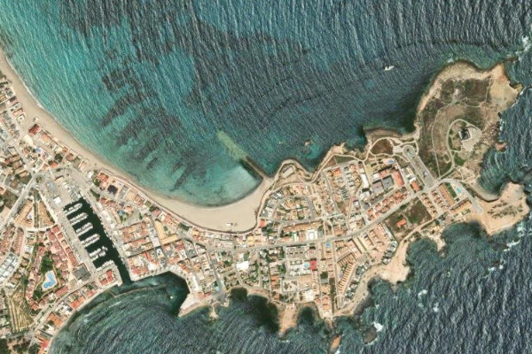 Immagine satellitare dei dintorni di Cartagena · settore del frangiflutti