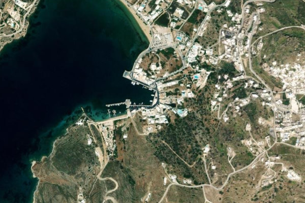 Immagine satellitare dei dintorni di Ios · porto
