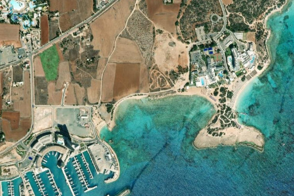 Immagine satellitare dei dintorni di Small Makronisos Beach