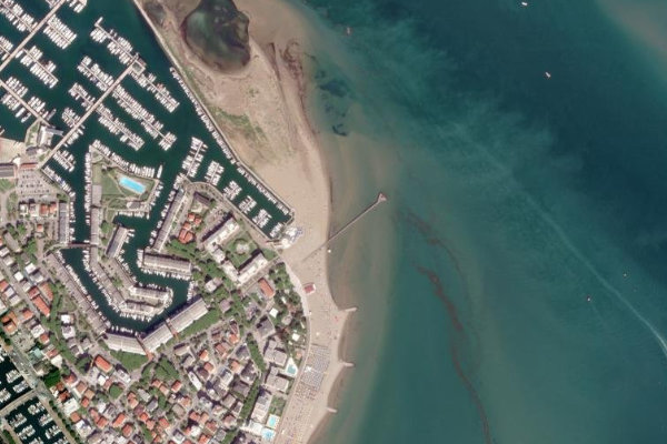 Lignano Sabbiadoro kanal ağzı sektörü çevresinin uydu görüntüsü