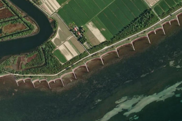 Grado kanal ağzı sektörü çevresinin uydu görüntüsü