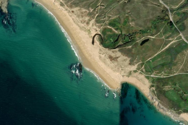 Plage de Kerouriec çevresinin uydu görüntüsü