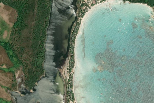 Plage de Santa Giulia çevresinin uydu görüntüsü