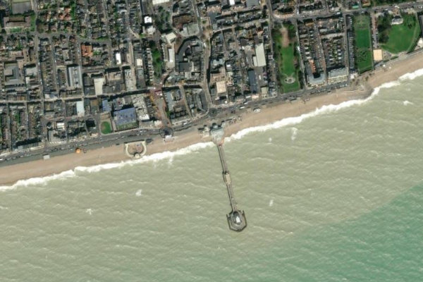 Worthing Pier çevresinin uydu görüntüsü