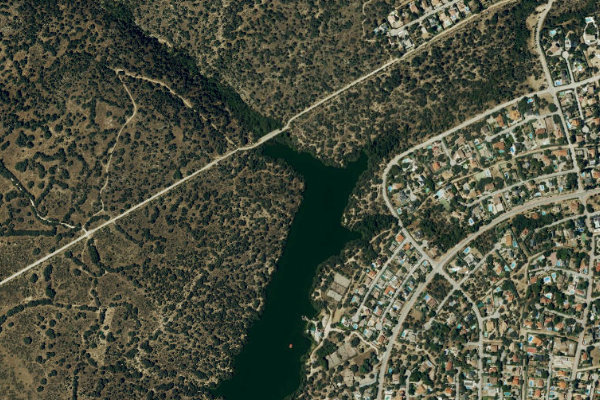 Embalse de Cerro Alarcón çevresinin uydu görüntüsü