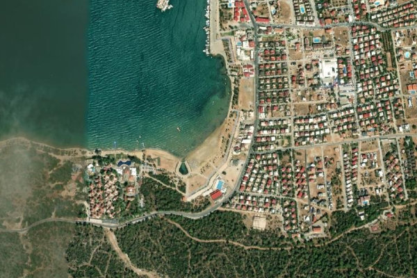 Akbük Halk Plajı çevresinin uydu görüntüsü