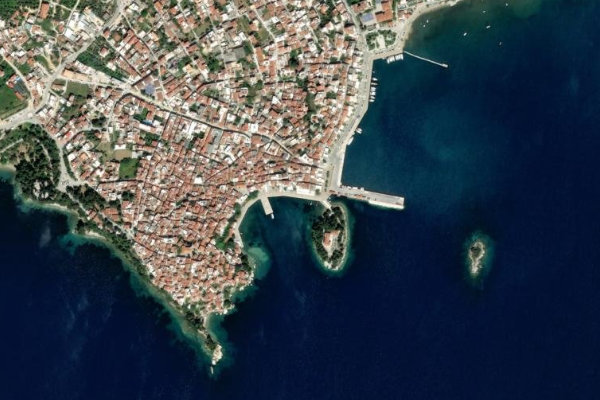 Skiathos Limanı çevresinin uydu görüntüsü