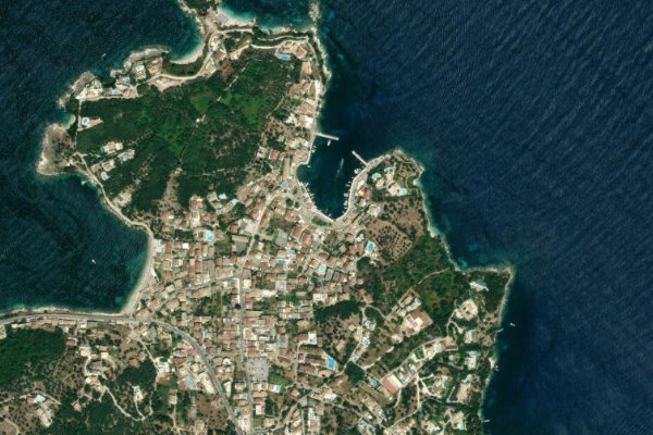 Kassiopi Limanı çevresinin uydu görüntüsü