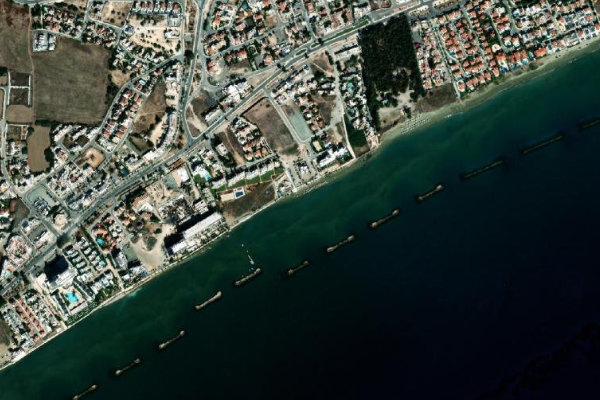 Larnaka kıyı erişim noktası 876 çevresinin uydu görüntüsü