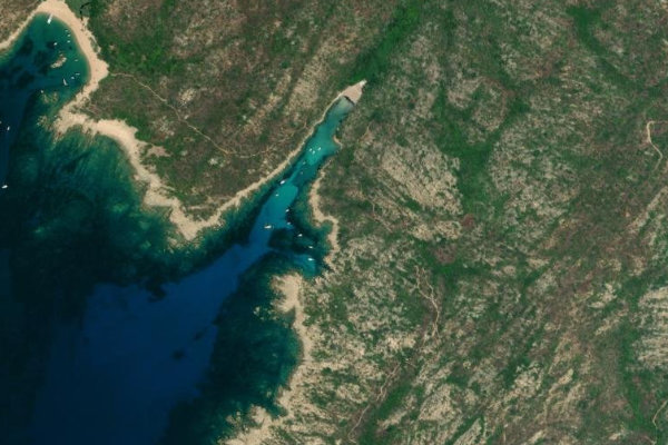 Imagem de satélite da zona de Cala Longa