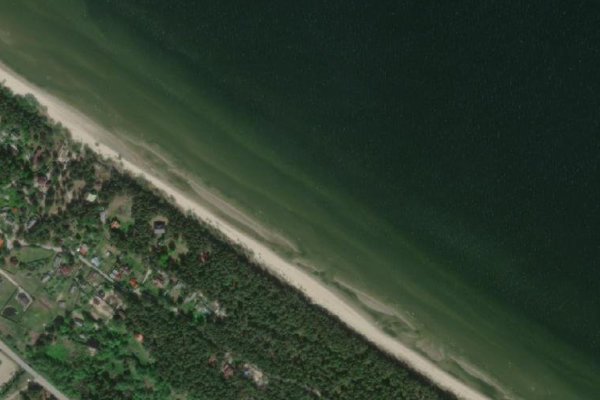 Imagem de satélite da zona de Apšuciems · costa