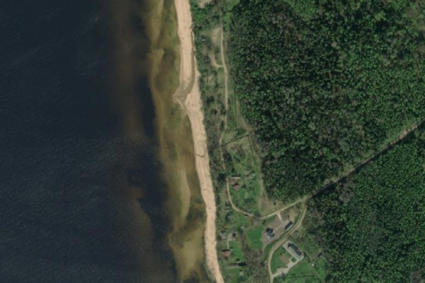 Imagem de satélite da zona de Plūdoņi · costa