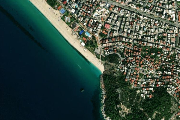 Imagem de satélite da zona de Damlataş plajı
