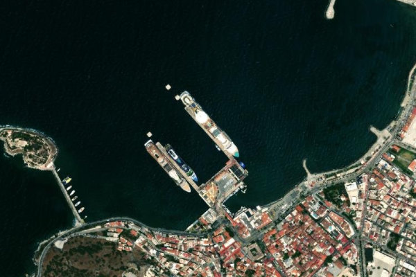 Imagem de satélite da zona de Kuşadası Marina Dış Kıyısı