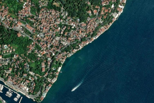 Imagem de satélite da zona de Yeniköy Plaj Parkı