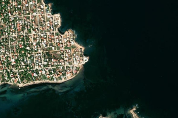 Imagem de satélite da zona de Kólpos Petalión