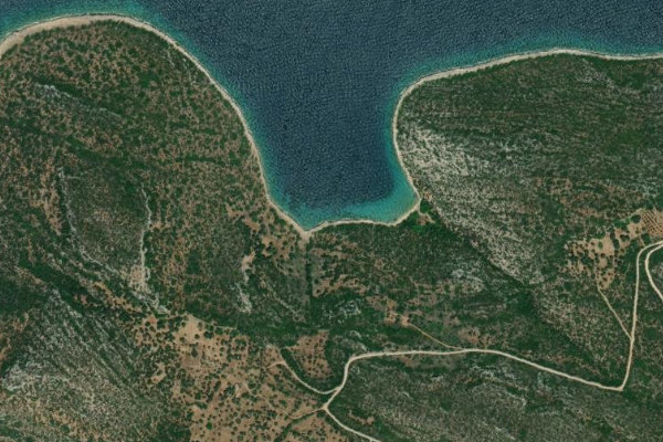 Imagem de satélite da zona de Órmos Mórfi