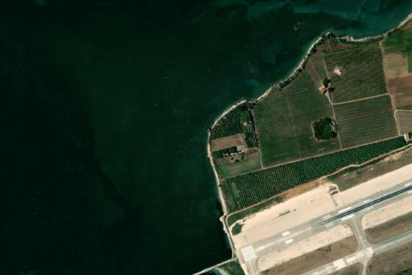 Imagem de satélite da zona de Ákra Skýlla