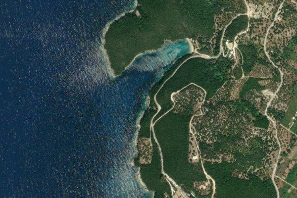 Imagem de satélite da zona de Órmos Stavroliména