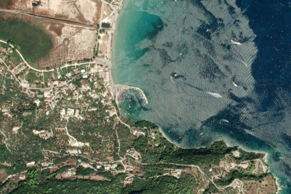Imagem de satélite da zona de Órmos Kerí