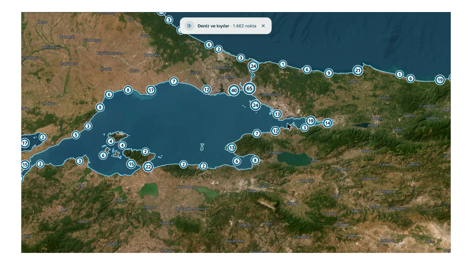 İstanbul Boğazı kıyısında iskeleden olta atan balıkçılar